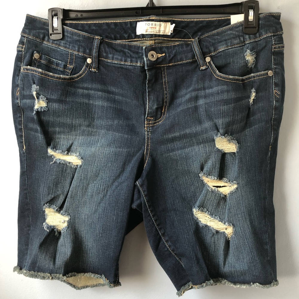 NWT Torrid Distressed Bermuda Plus Size Jean Shorts, size 20